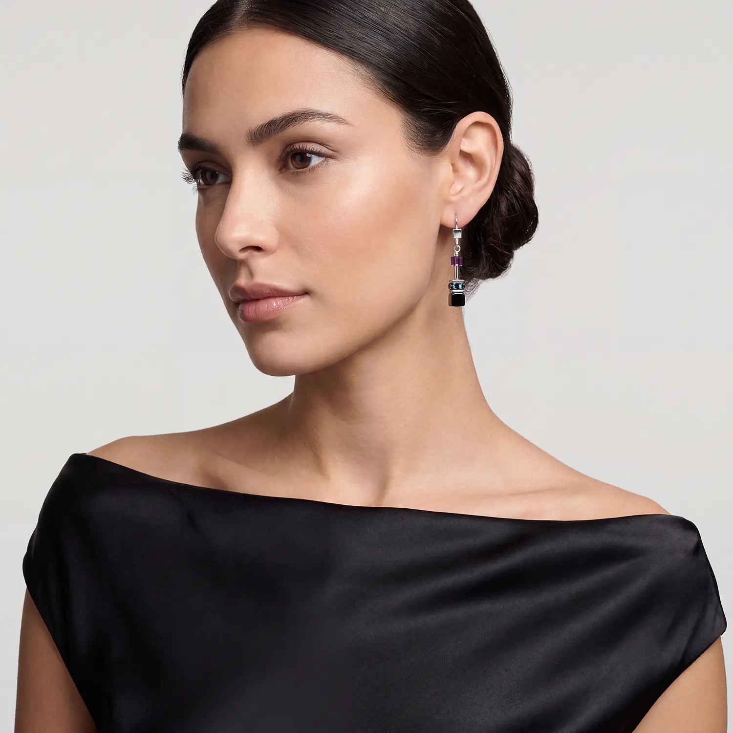 COEUR DE LION GeoCUBE® Iconic Precious Earrings Twilight – on model