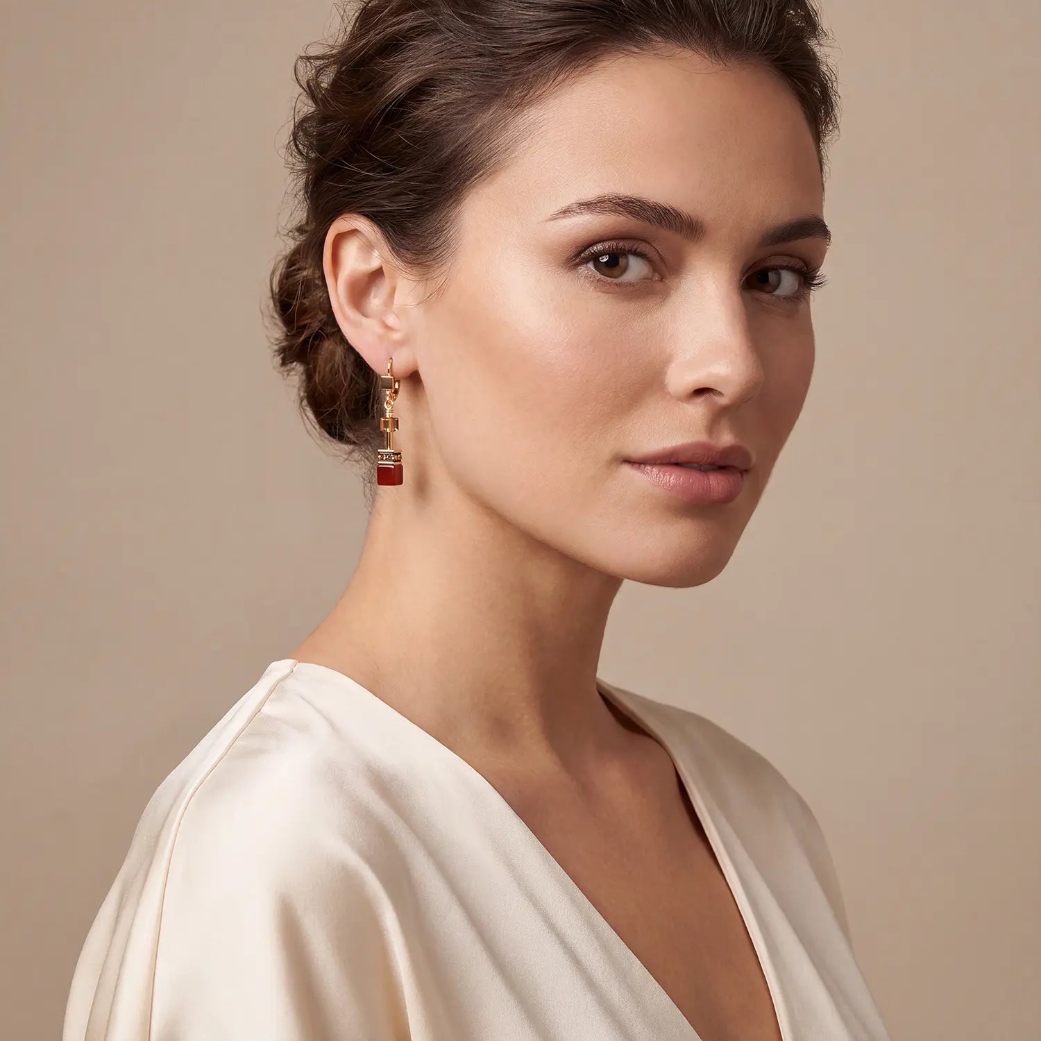 COEUR DE LION GeoCUBE® Iconic Precious Earrings Amber Glow – on model