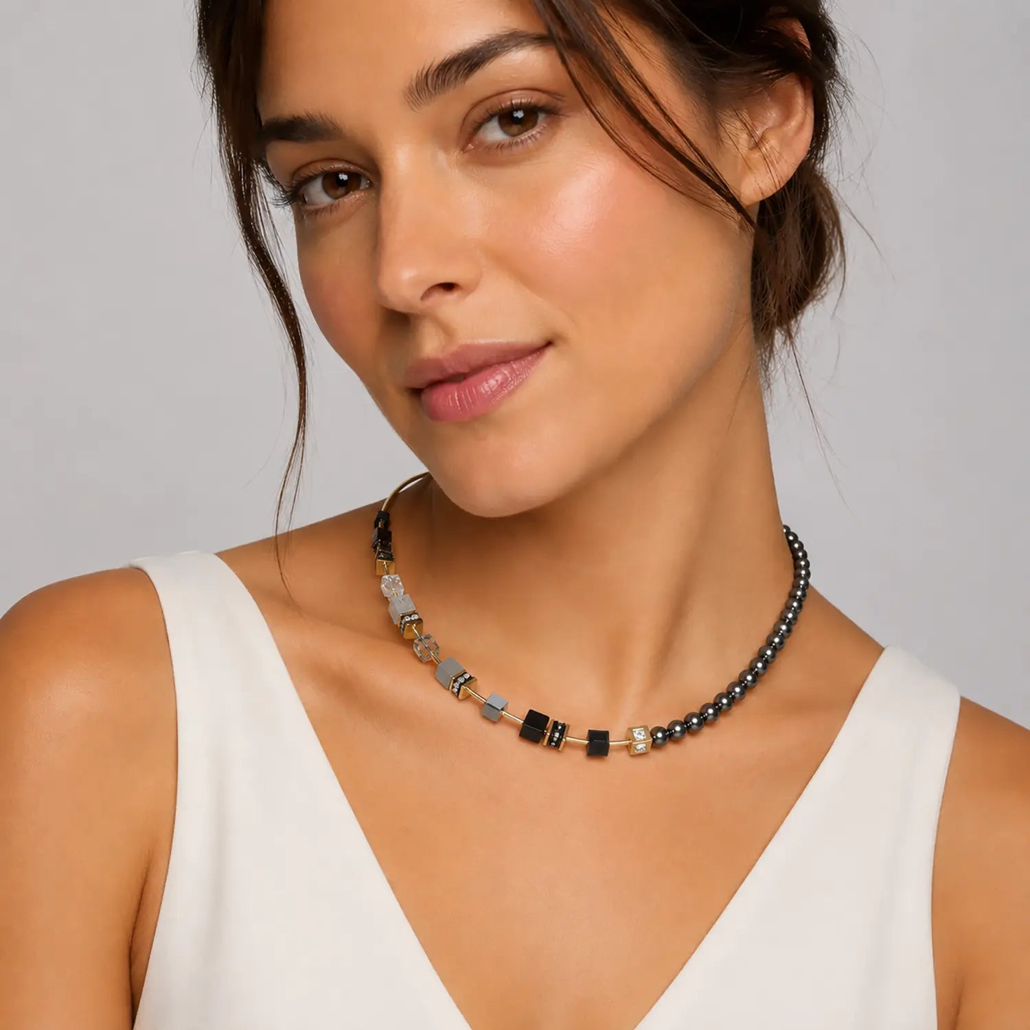 COEUR DE LION GeoCUBE® Precious Fusion Pearls Necklace Anthracite Glow – on model