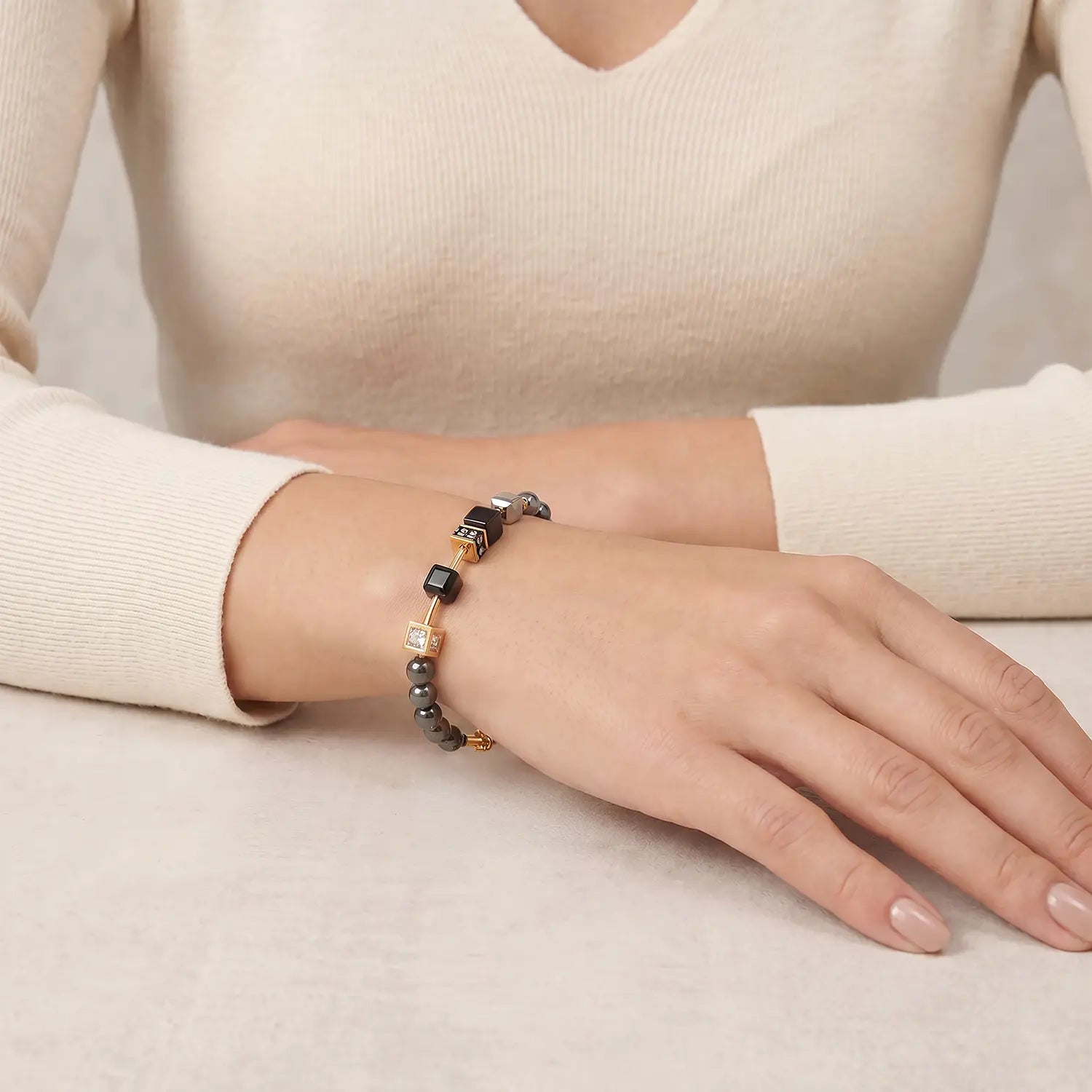 COEUR DE LION GeoCUBE® Precious Fusion Pearls Bracelet Anthracite Glow – on model